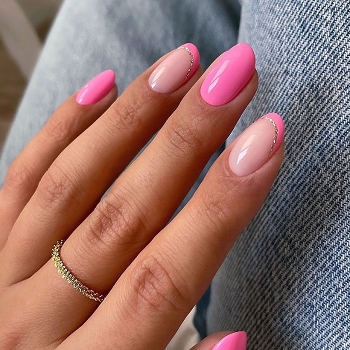 Kunstvolle Nagelkunst mit eleganten Glitzerakzenten Brehn