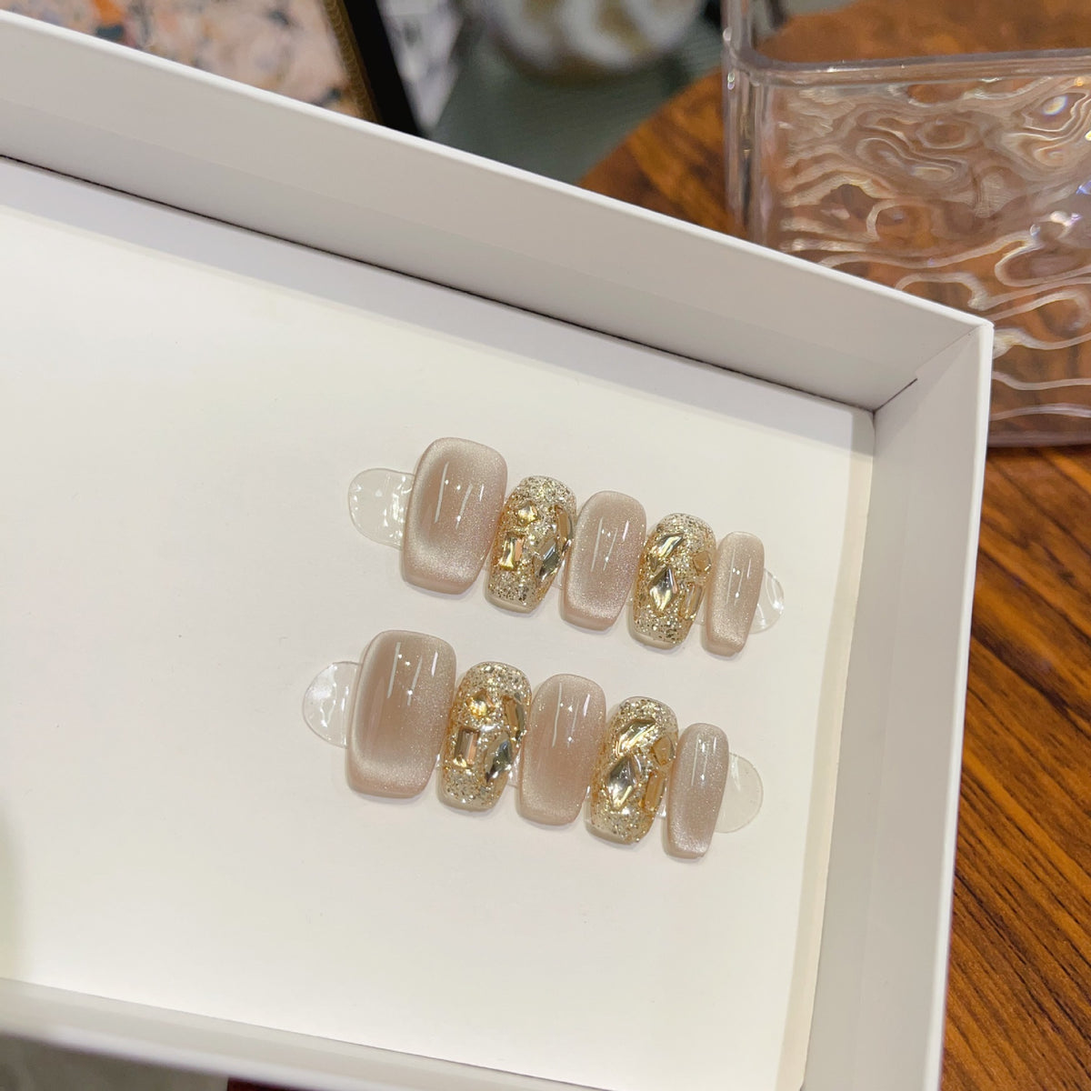 Elegantes Press-On Nagelset mit dekorativen Akzenten Brehn