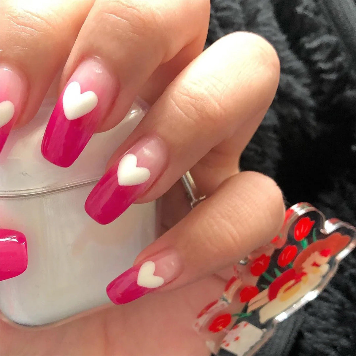 Kunstvolle Nagelverlängerungen im romantischen Herzdesign Brehn