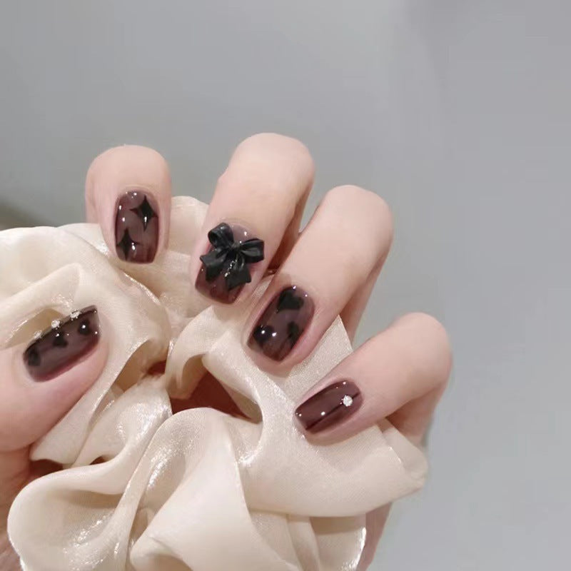 Kunstnägel mit eleganten Schleifen- und Herzmotiven Brehn