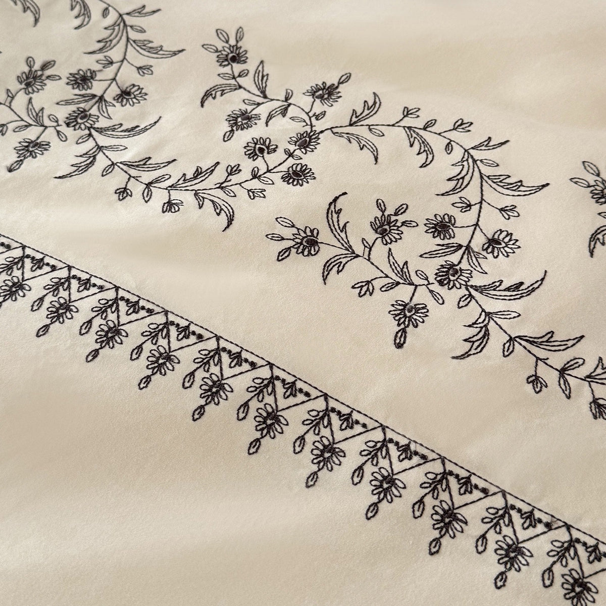 Luxus Bettwäsche-Set mit besticktem Bordürendetail