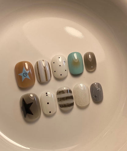 Künstlerisches Press-On Nagelset mit geometrischen und Stern-Designs