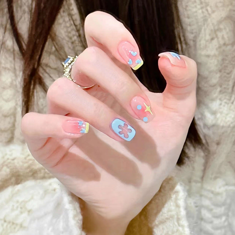 Kreative Nagelkunst mit Blütenakzenten Brehn
