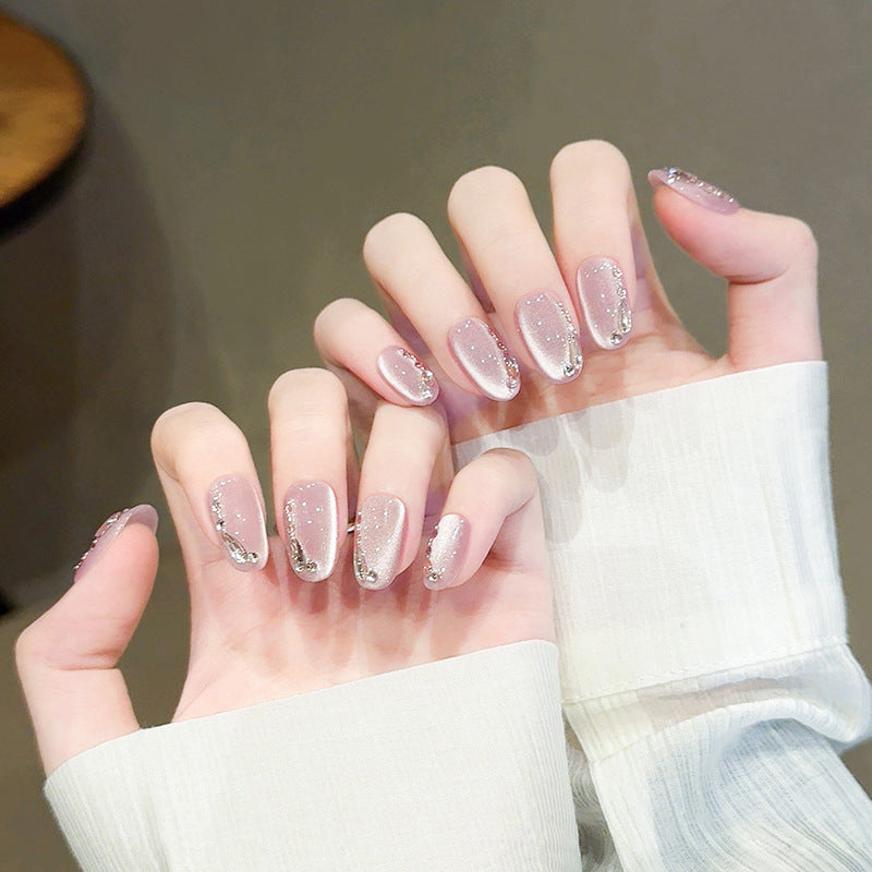 Elegante Kunstnagelspitzen mit Glitzereffekten Brehn
