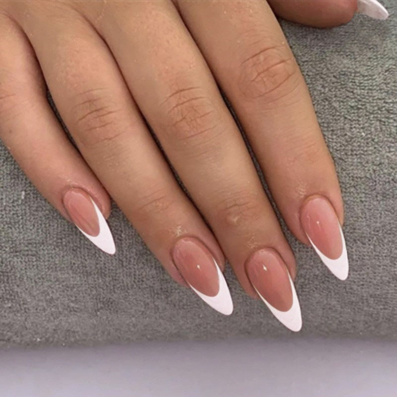 Elegante Stiletto Press-On Nägel mit elegantem französischen Tippdesign Brehn