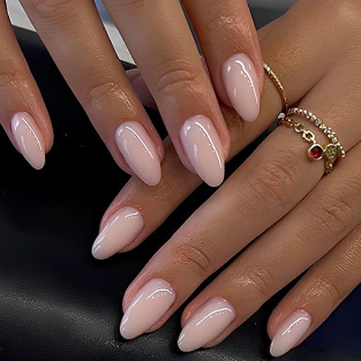 Künstliche Nagelkunst mit verspielten Punkten und Schleifen Brehn