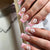 Kunstnagelset mit floralen Applikationen und eleganten Akzenten Brehn