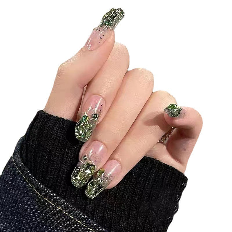 Glitzernde Kunstnägel im modernen Design Brehn