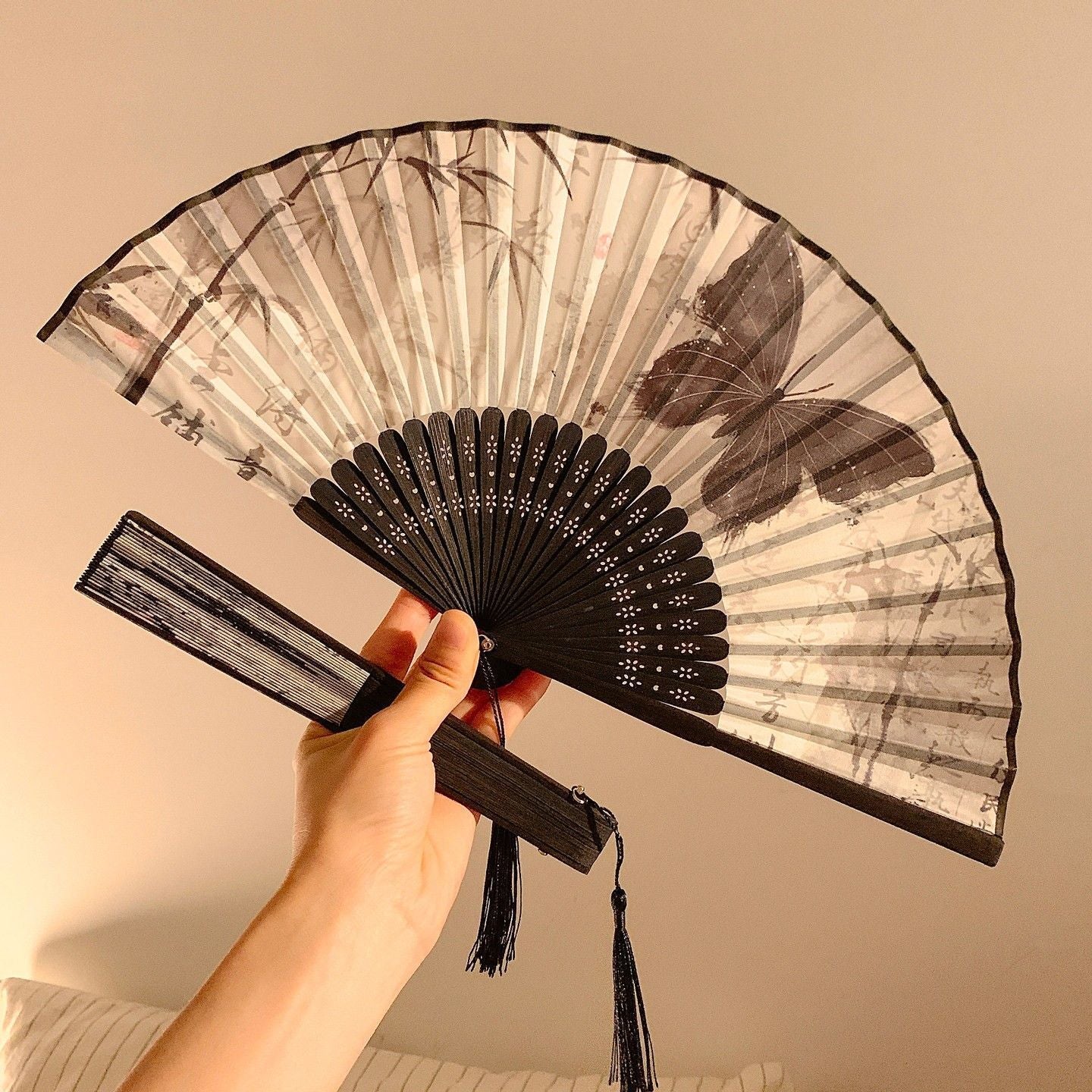 Handgefertigter Fächer mit Elegantem Schmetterlingsmotiv Brehn