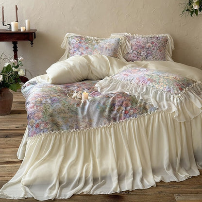 Elegante Bettgarnitur mit floralem Aquarelldruck und gerafftem Volant