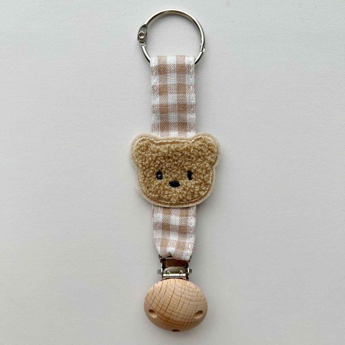 Handgefertigter Holz-Clip Schnullerhalter mit Gingham-Gurt und gepolstertem Blumenbeißring