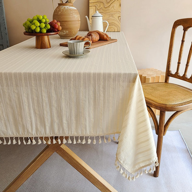 Rechteckige Tischdecke aus Leinenmischung mit Fransenbesatz und verstreuter Punktstickerei