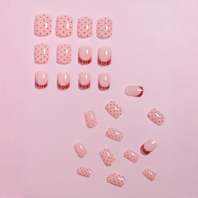 Stylishes Press-On-Nageldesign mit Punkten und französischen Spitzenakzenten Brehn