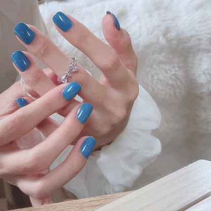 Glänzendes Nagelset mit raffiniertem Design