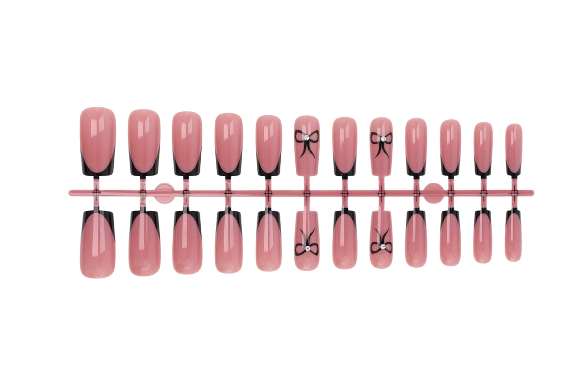 Kunstnagelset mit eleganten Details Brehn