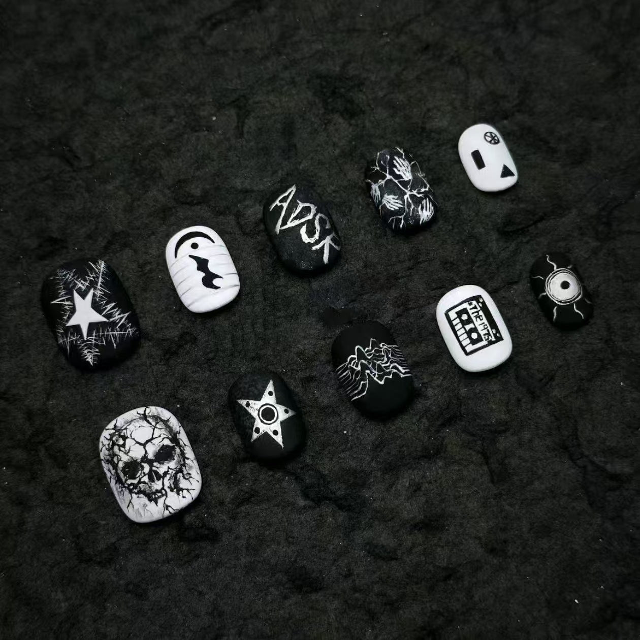 Künstlerisches Press-On-Nagelset mit geometrischen Designs Brehn