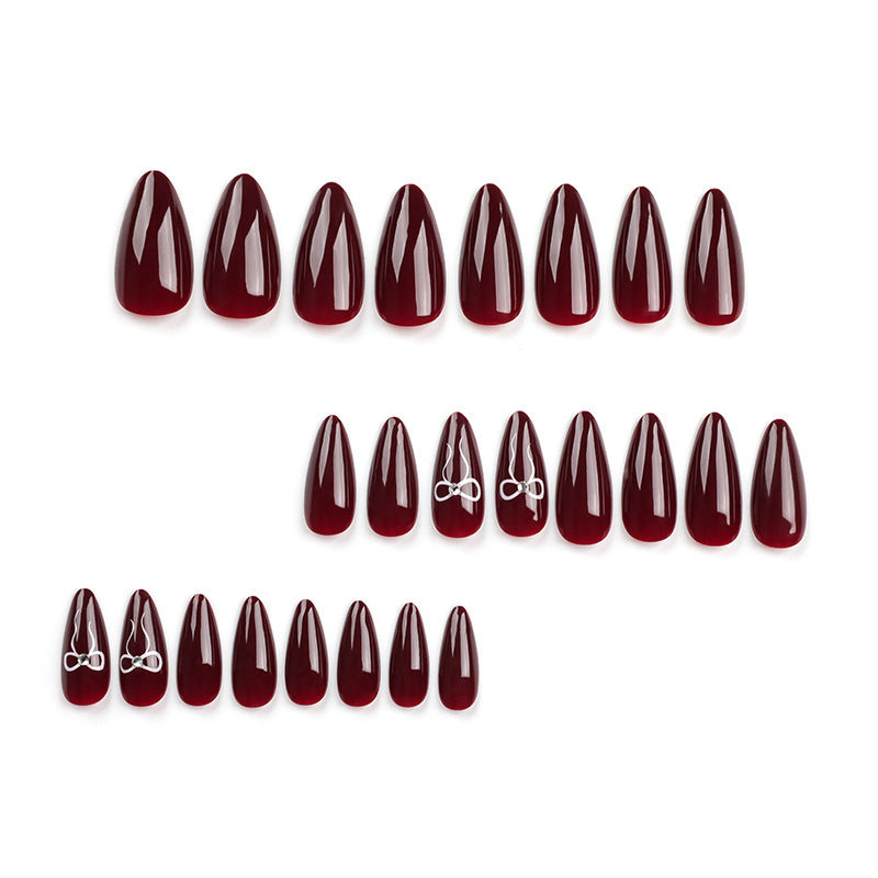 Elegante Stiletto Press-On Nagelspitzen mit floralen Details Brehn