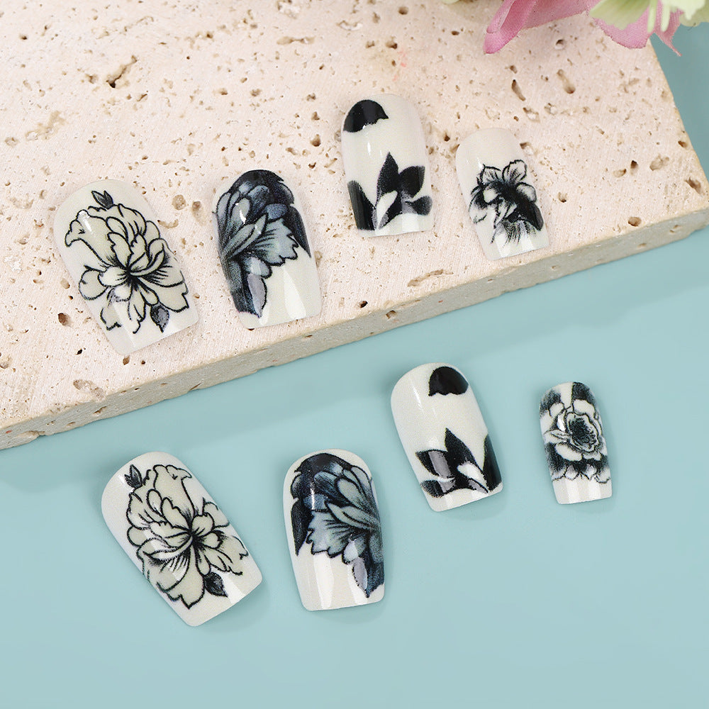 Kunstnägel mit floralem Schwarz-Weiß-Design Brehn
