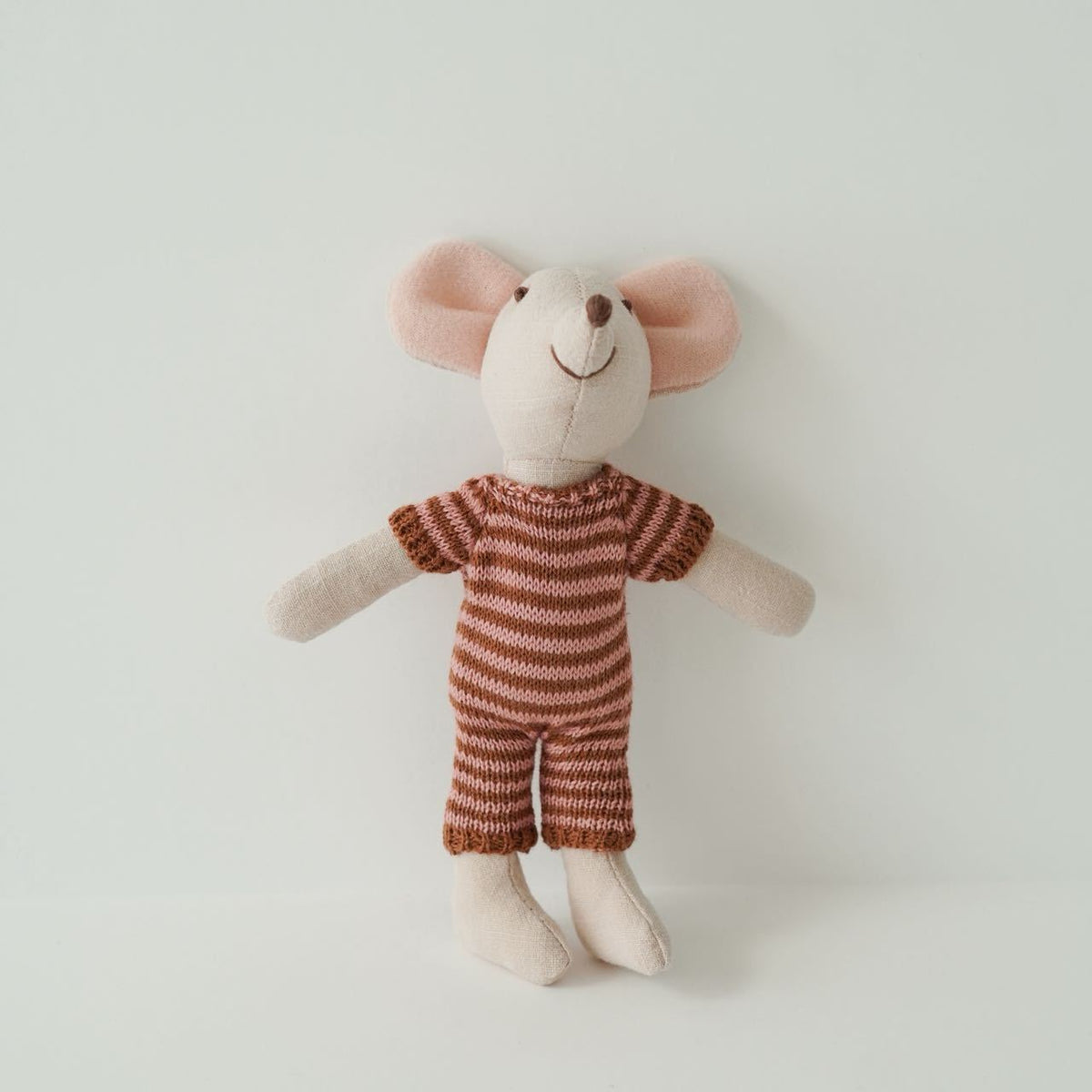 Handgefertigte Maus Plüschpuppe mit gestricktem Herzpullover, Pom-Pom-Mütze und Gingham-Hose