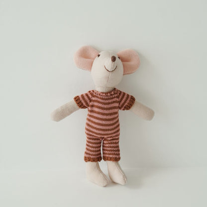 Handgefertigte Maus Plüschpuppe mit gestricktem Herzpullover, Pom-Pom-Mütze und Gingham-Hose