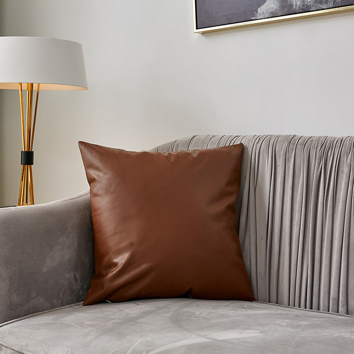 Quadratischer Premium-Kissenbezug aus veganem Nappaleder mit Soft‑Touch Oberfläche Brehn