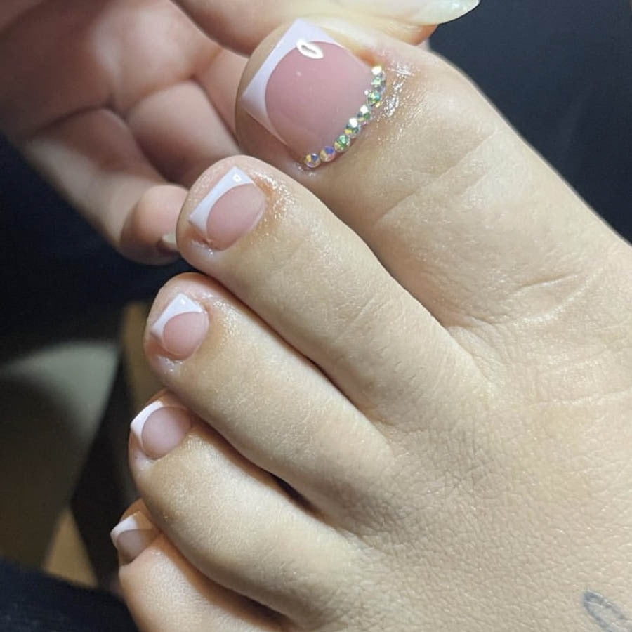 Fußnagelkunstset mit elegantem französischen Design und funkelnden Akzenten Brehn