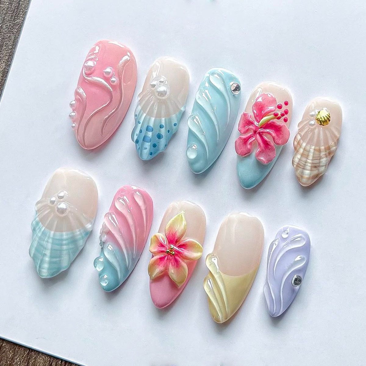 Dekorative 3D Blumen- und Muschel-Press-On-Nagelkunst Brehn