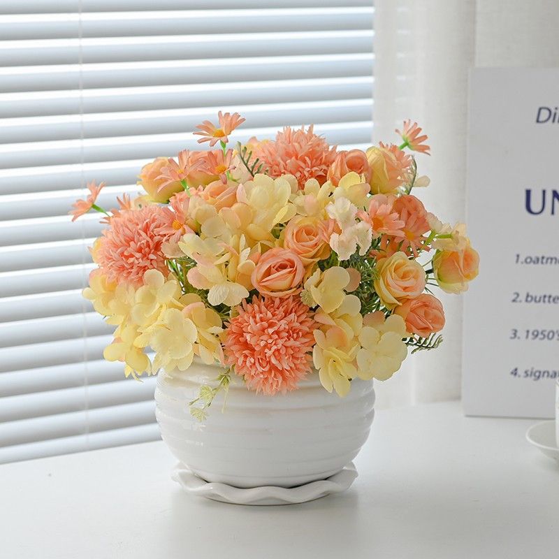 Lebendige künstliche Blumenarrangement