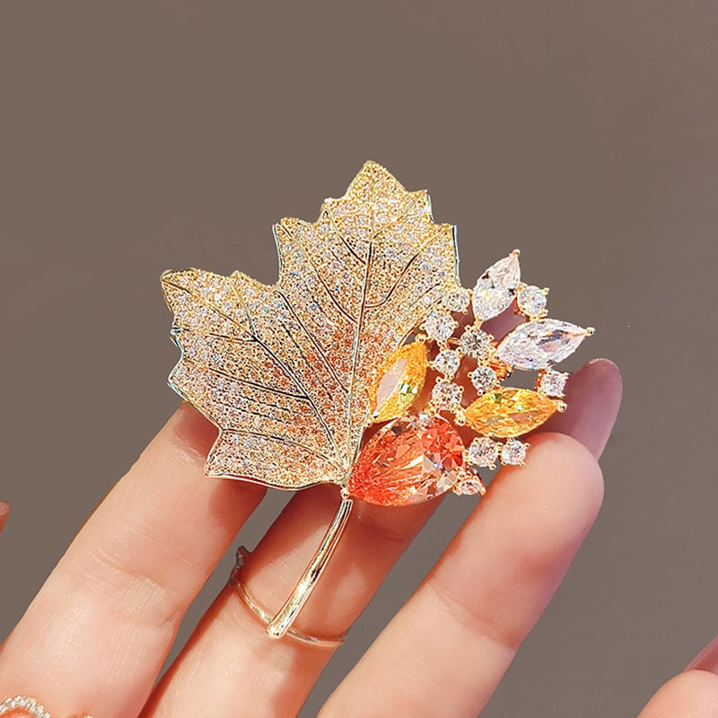 Exquisite Blätterbrosche mit Funkelnden Kristallen Brehn