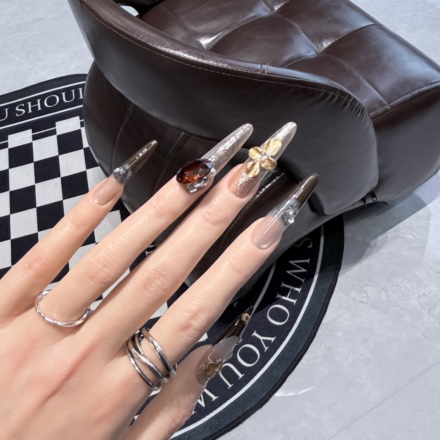 Elegantes Stiletto Press-On Nagelset mit glamourösen Verzierungen Brehn