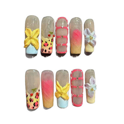 Künstlerisches Floral Press-On Nagelset mit dekorativen Elementen