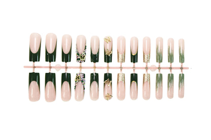 Kunstnagelset mit glitzernden Akzenten und floralem Design Brehn