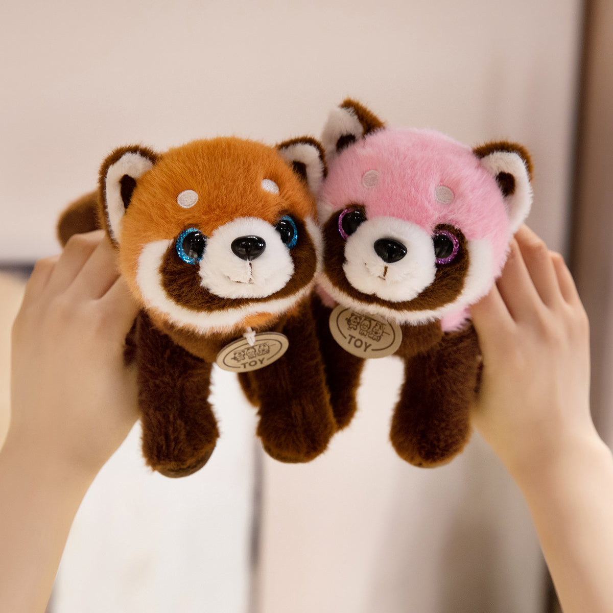 Kapuziner-Panda-Plüschsammlerstück mit funkelnden Augen & ultra-weichem Kunstfell Brehn