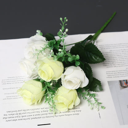 Dekoratives Blumenbouquet für die Heimdekoration