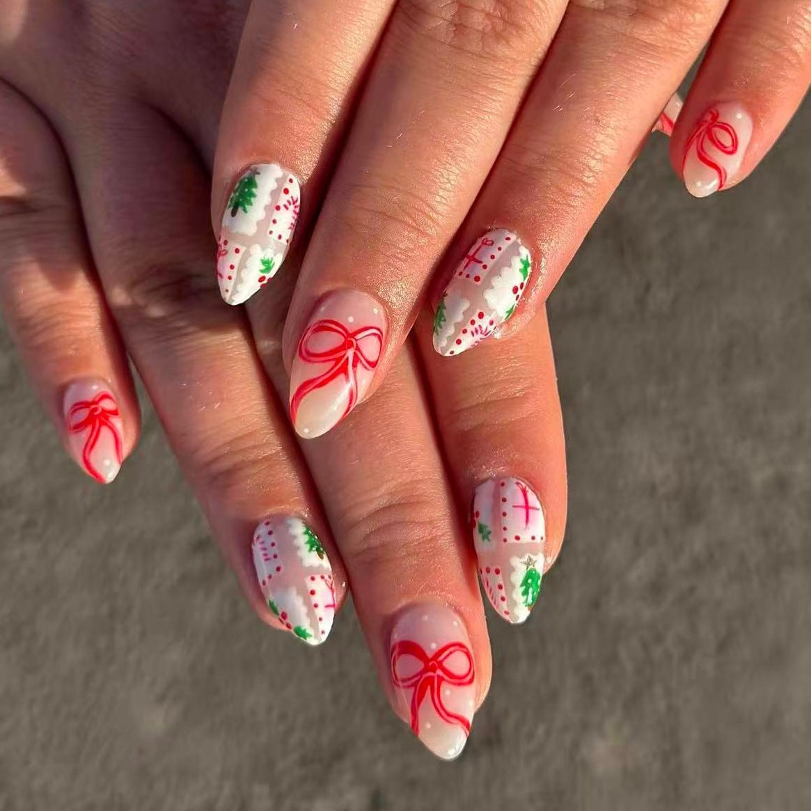 Kunstnagelset mit festlichen Geschenk- und Schleifenmotiven Brehn