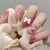 Glamouröse Nagelkunst mit Perlen- und Schleifenakzenten Brehn