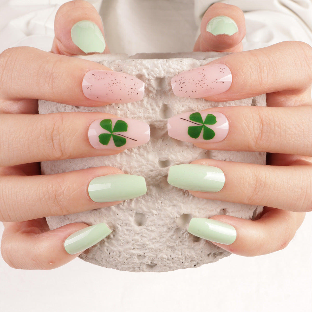 Dekoratives Press-On Nagelkunstset mit Kleeblatt-Design Brehn