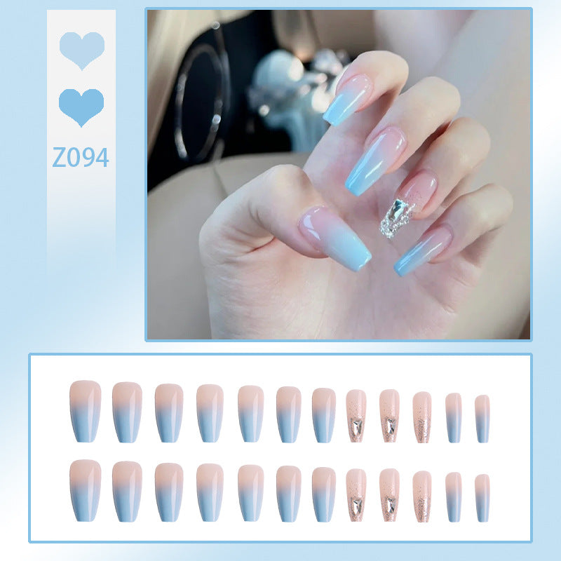 Kunstnagelset mit eleganten Glitzerverzierungen und schimmernden Akzenten Brehn