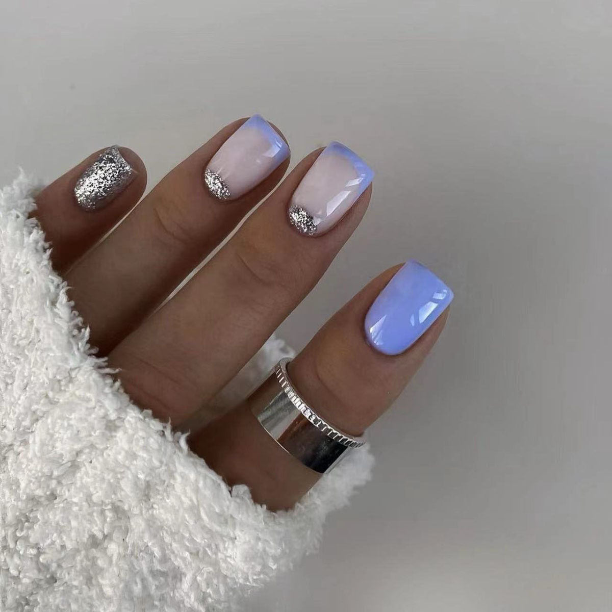 Kunstvolle Nagelspitzen mit Glitzerverzierung Brehn