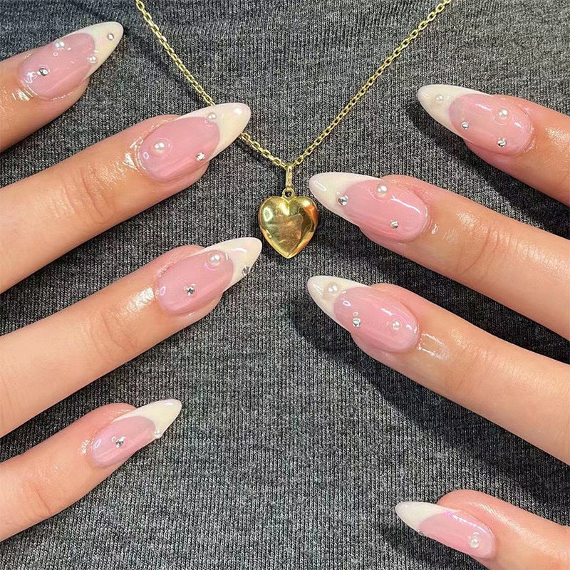 Kunstnagelset mit luxuriösen 3D-Akzenten und Glitzerverzierungen Brehn