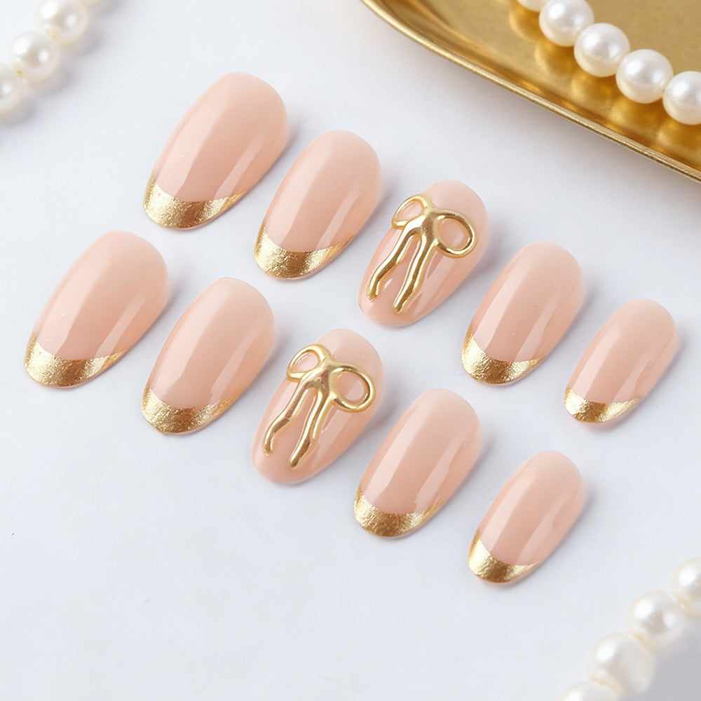 Elegante goldverzierte Press-On Nail Art Brehn