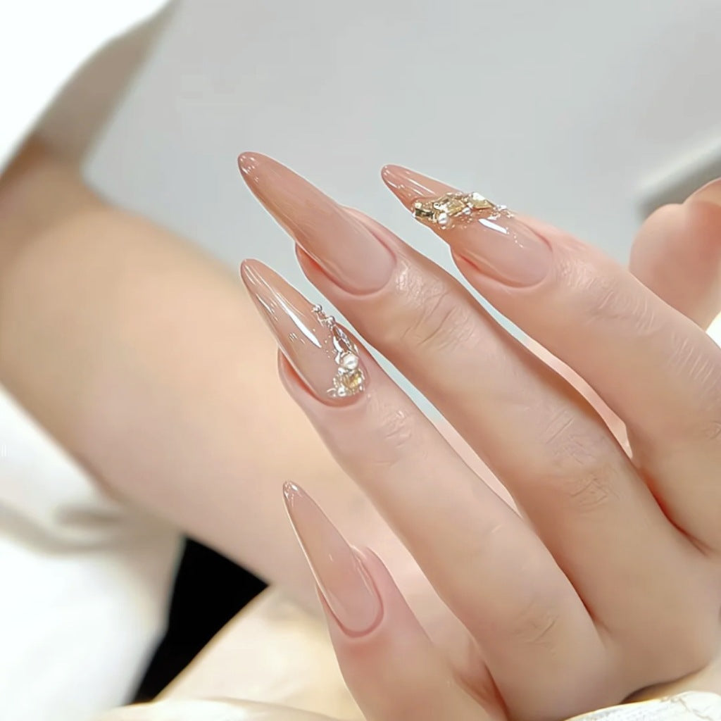 Elegantes Stiletto Press-On Nagelset mit Edelsteinakzenten Brehn