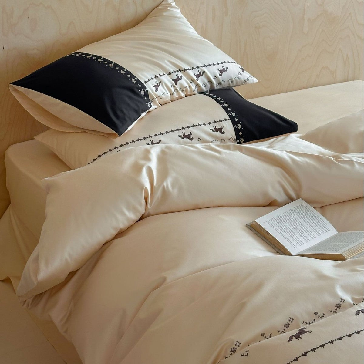 Satin-Effekt Reiter Bestickte Bettwäsche Set mit Kontrastkante