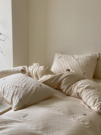 Gesteppte Bettgarnitur aus Bio-Baumwolle mit dezent bestickten Mini-Motiven