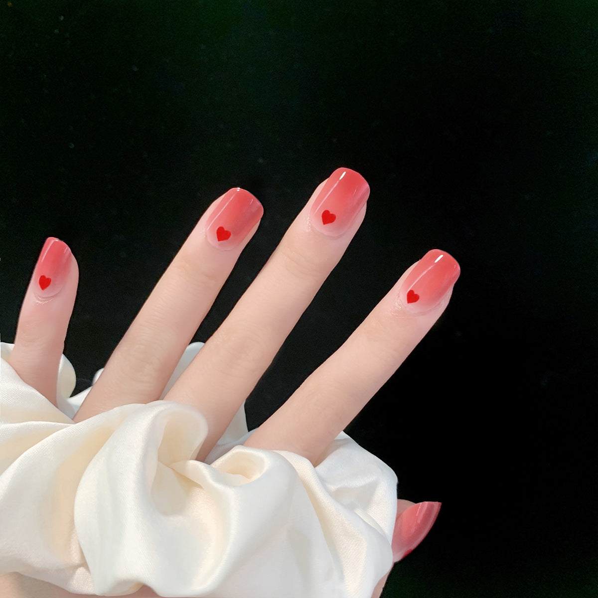 Kunstvolle Nageldesigns mit romantischen Herzmotiven Brehn