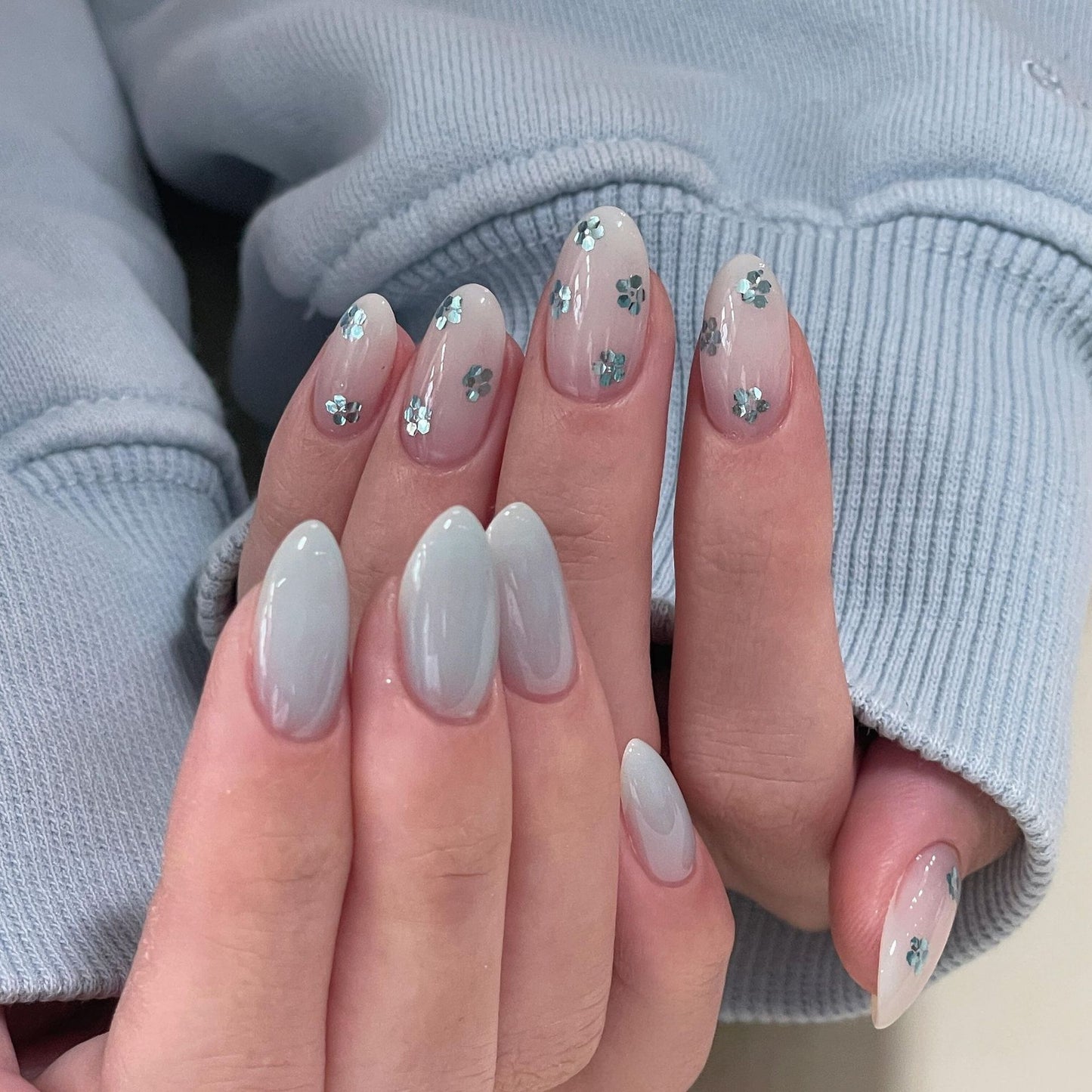 Kunstnägel mit Eleganten Blauen Akzenten Brehn