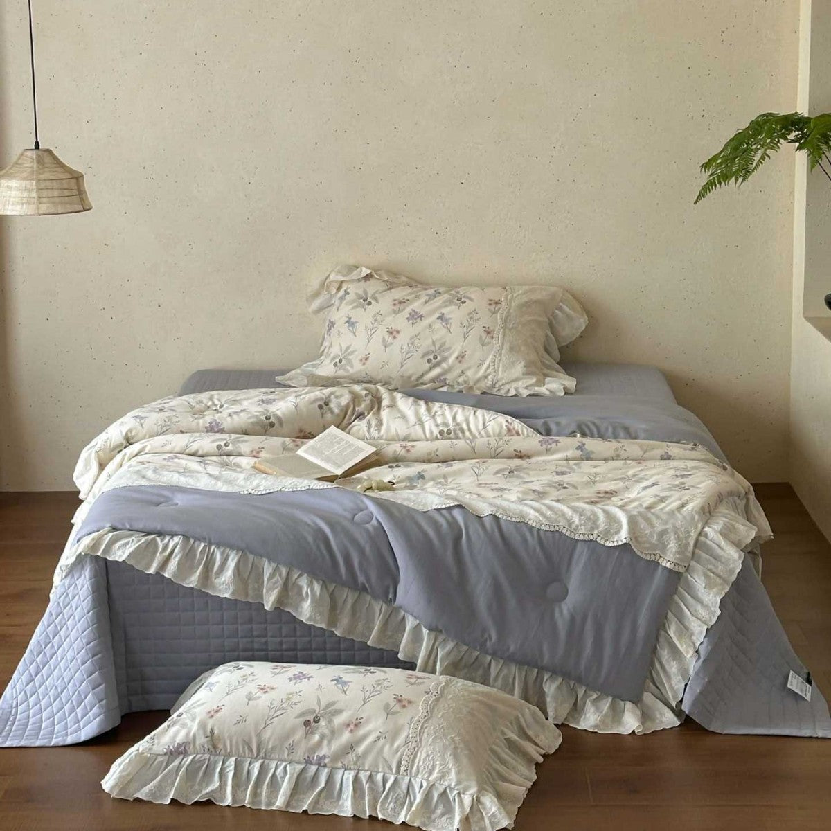 Romantische gesteppte Tagesdecke- und Bettwäscheserie mit Volant und floralem Leinenlook