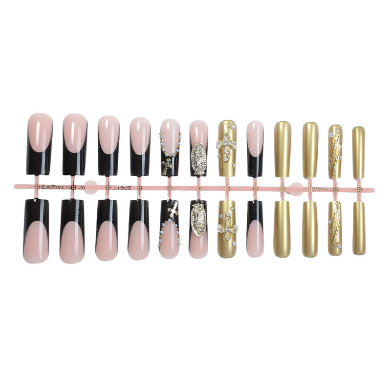 Künstlerische Press-On Nail Kollektion mit glamourösen Schmuckakzenten Brehn