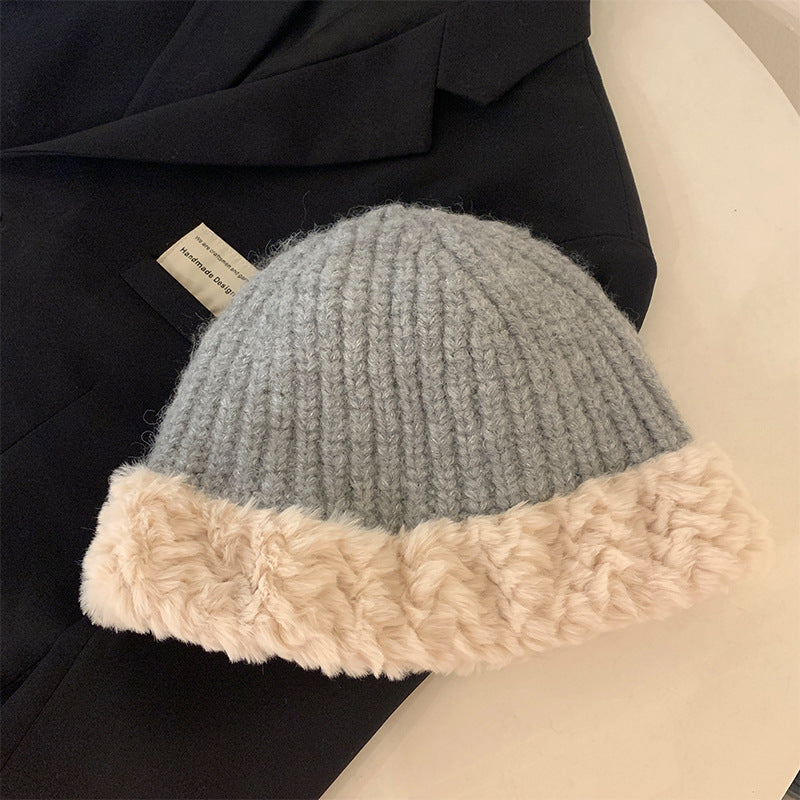 Gemütliche gestrickte Mütze mit Pelzbesatz
