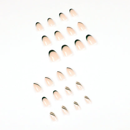 Kunstvolle Nagelkunst mit stylischen Spitzen Brehn
